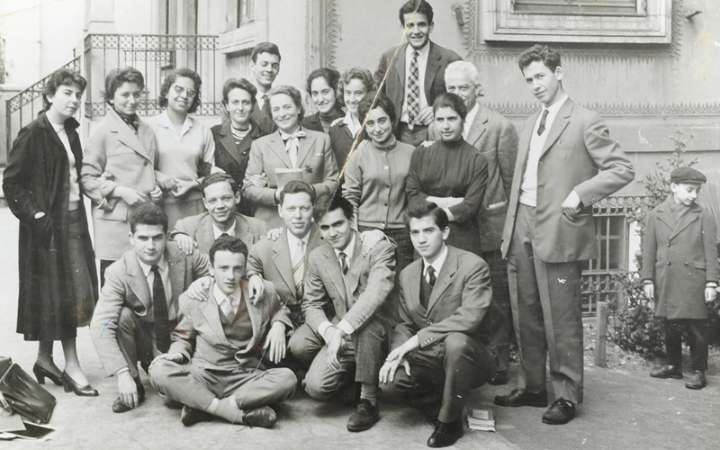 כרמן סוריאס בשורה האמצעית, שניה מימין, יחד עם תלמידי ביה"ס התיכון העברי במילאנו, שנות החמישים