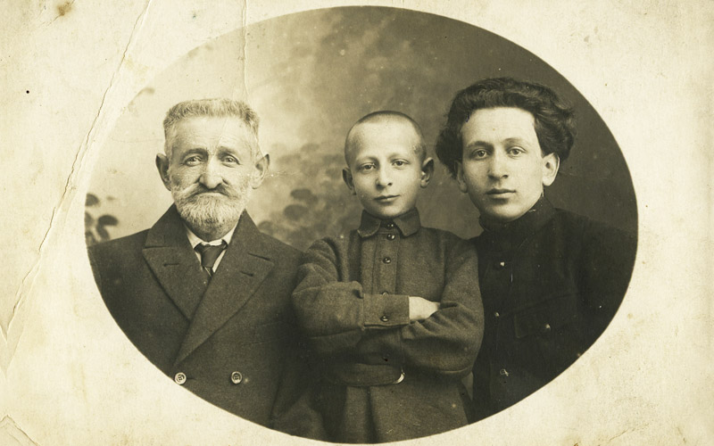 יענקל משנגיסר ושני בניו, אברהם (במרכז) ומישה-מיכאל, לפני המלחמה