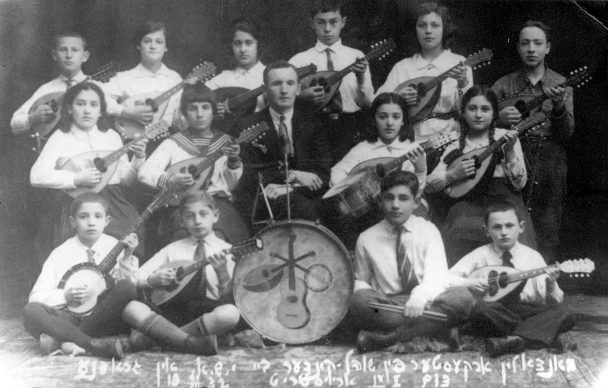 גרודנו, פולין, 1932: תזמורת המנדולינות של בית ספר יהודי