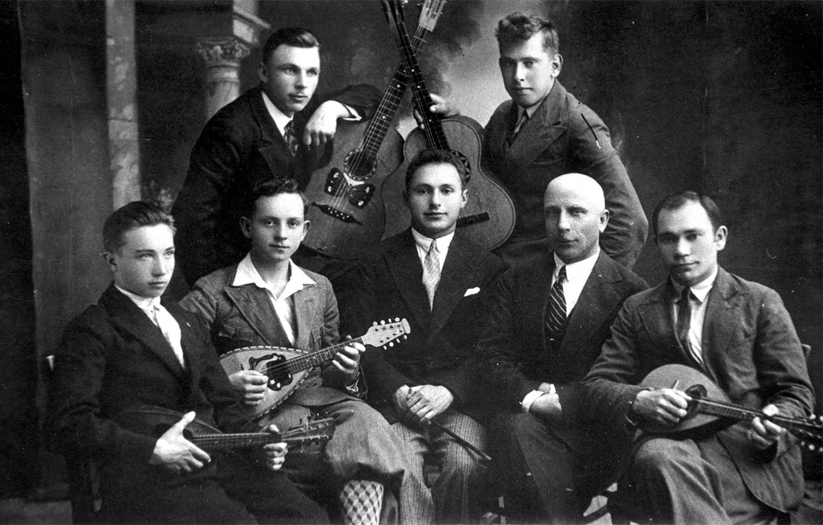 ובלנינקס, ליטא, 1932: תזמורת יהודית של מנדולינות וגיטרה