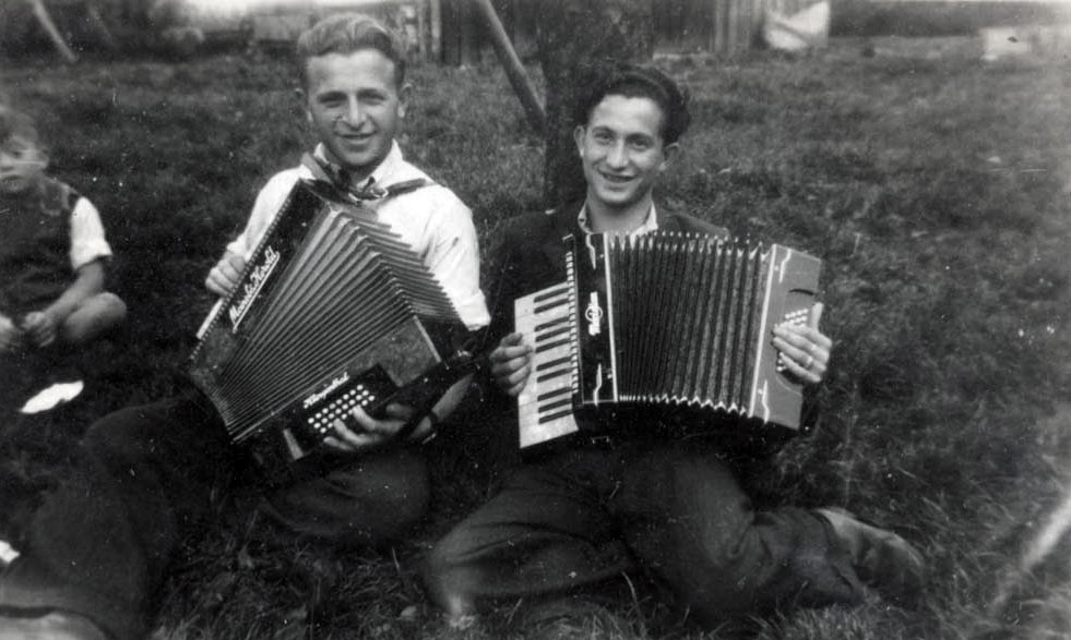 Traunstein, Deutschland. Asriel Feuer und Anschel Tschechanowitz beim Akkordeonspiel (1946)