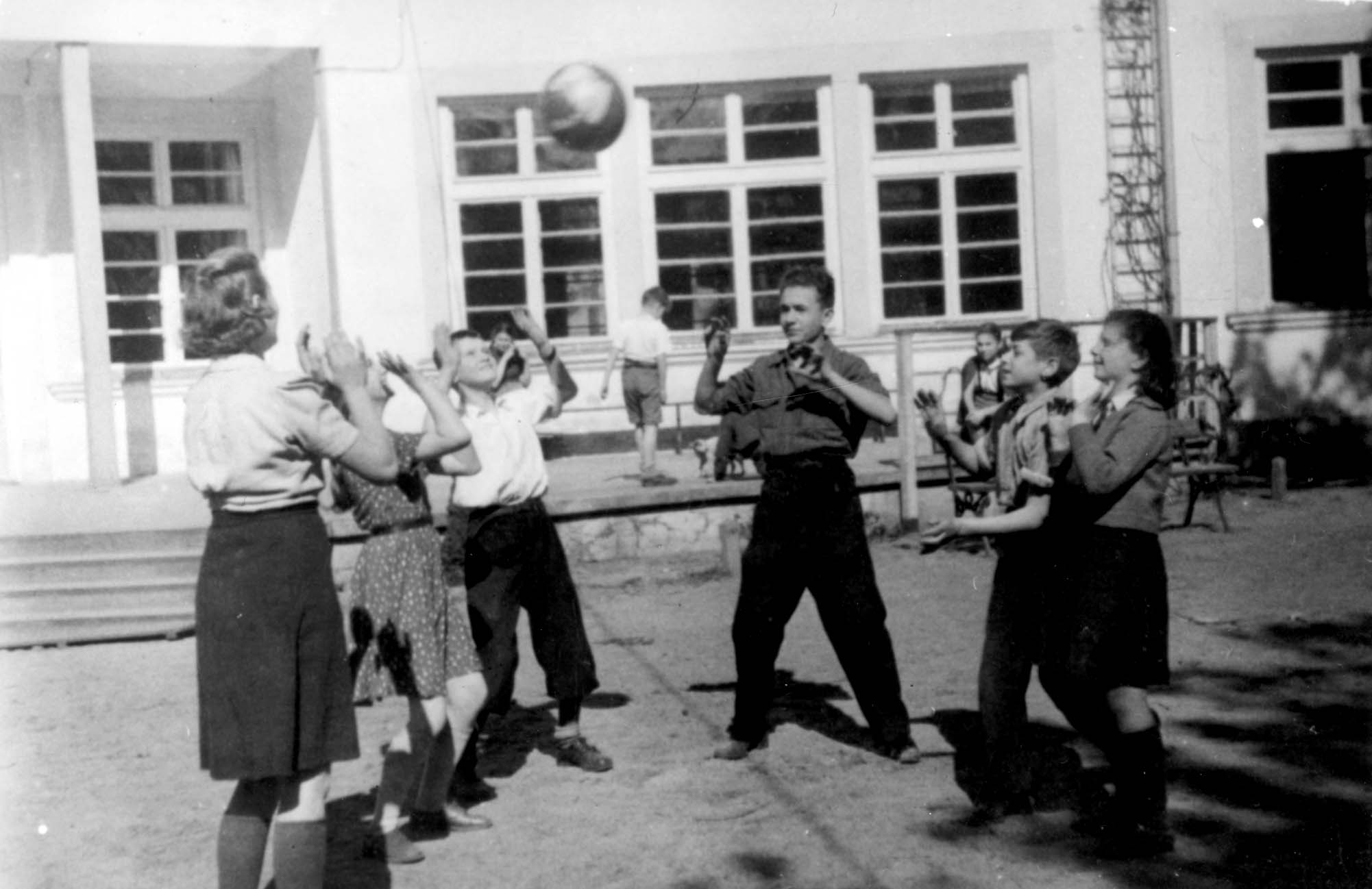 משחק כדור בכניסה לבית הילדים, 1946
