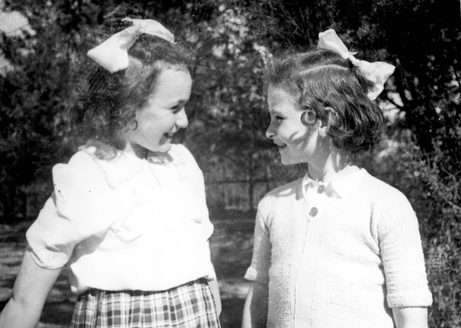 הילדות סטפה פרומר (משמאל) ויאסיה גאנץ (מימין) בבית הילדים באוטבוצק. גאנץ היתה הילדה השניה שהגיעה לבית הילדים