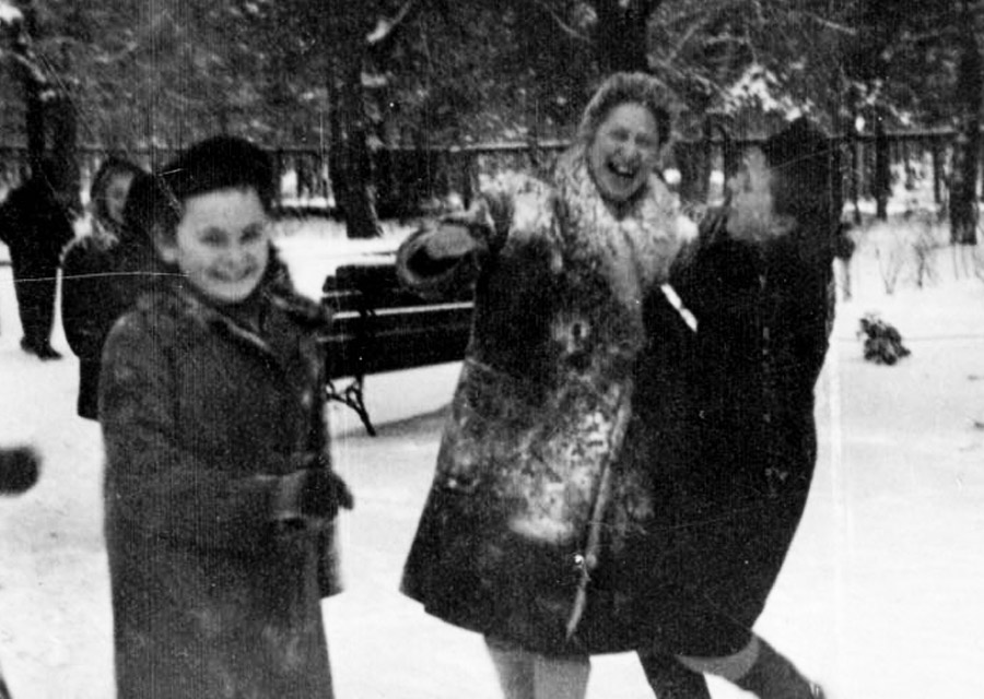 Débora (a la derecha), la maestra del grupo más joven, junto a Franciszka Oliwa (en el centro), la maestra del grupo mediano, jugando en la nieve con Stefa Fromer