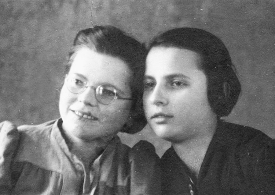 חנה גרינברג (משמאל) ויאדוויגה סטפאניאק (מימין) בבית הילדים באוטבוצק