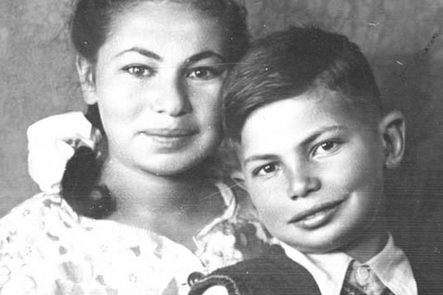 ברונקה ניימרק, ילידת 1932, ואחיה, ישראל ניימרק, יליד 1936, בבית הילדים באוטבוצק