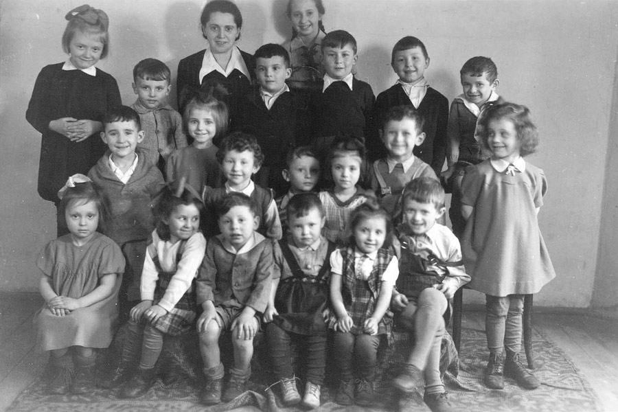 Los niños del grupo de 3 a 7 años con su maestra