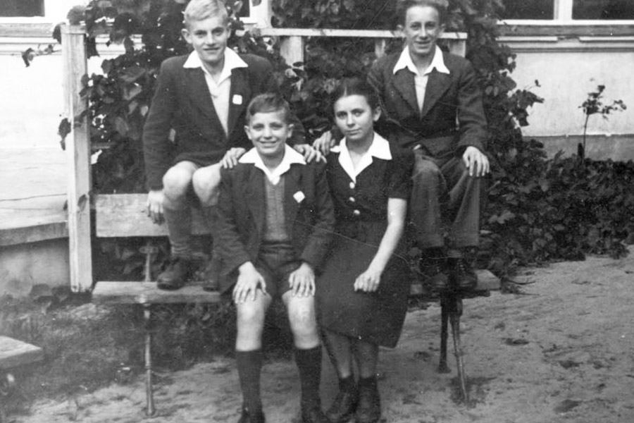 La familia Młotek en Otwock (en dirección a las agujas del reloj): Janek Młotek, Irka Młotek, Danek Młotek, y su primo Janek Gontarsky