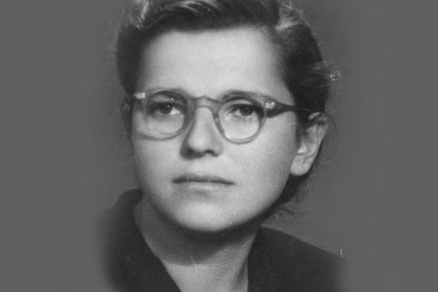 חנה גרינברג באוטבוצק; התמונה ניתנה למנהלת בית הילדים ביום עזיבתה של חנה, 30 באוגוסט 1949