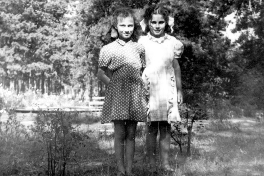 שתי נערות ביער באוטבוצק