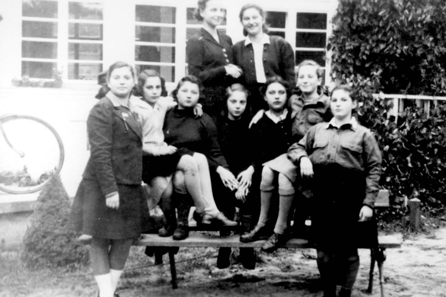 נערות בבית הילדים, 1948