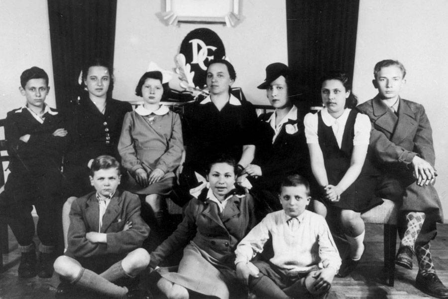 Una velada en la casa de niños en memoria del Dr. David Guzik, director del Joint en Polonia, fallecido en un accidente aéreo en marzo de 1946