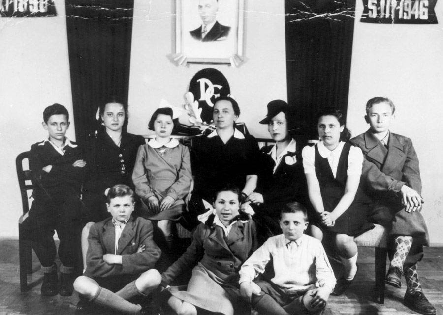 Una velada en el hogar de niños en honor del Dr. David Gruzik, representante del Joint en Polonia, muerto en un accidente aéreo en marzo de 1946