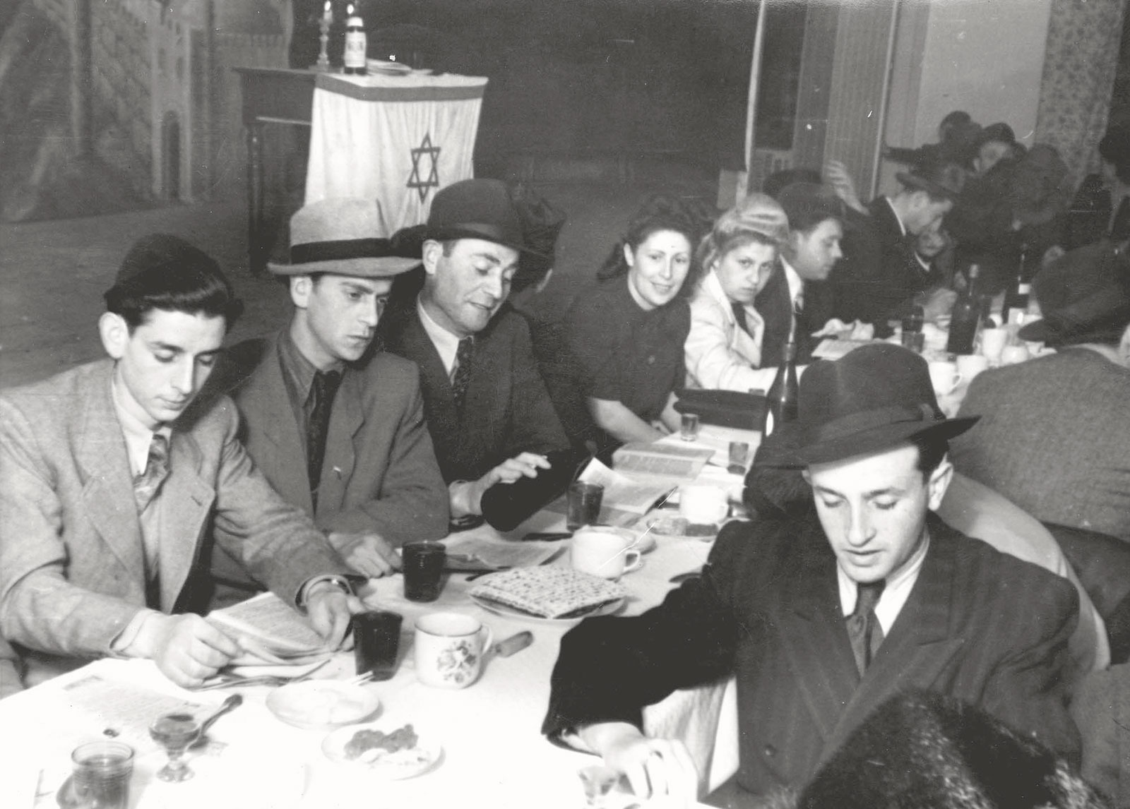 יהודים חוגגים את ליל הסדר במחנה העקורים פלדפינג בגרמניה , 1947