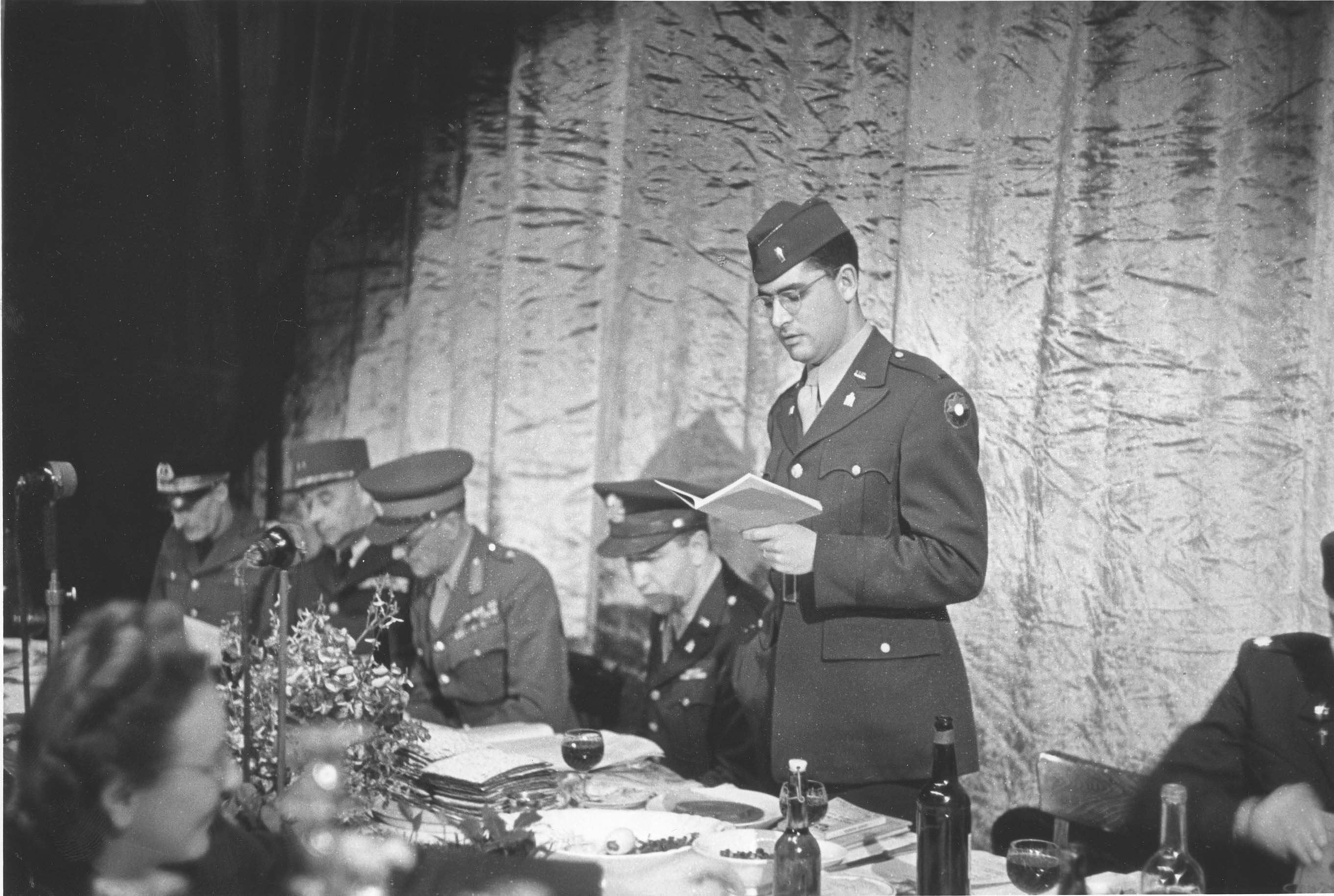 ברלין, גרמניה, סדר פסח בהשתתפות חיילים יהודים מצבאות בעלות הברית