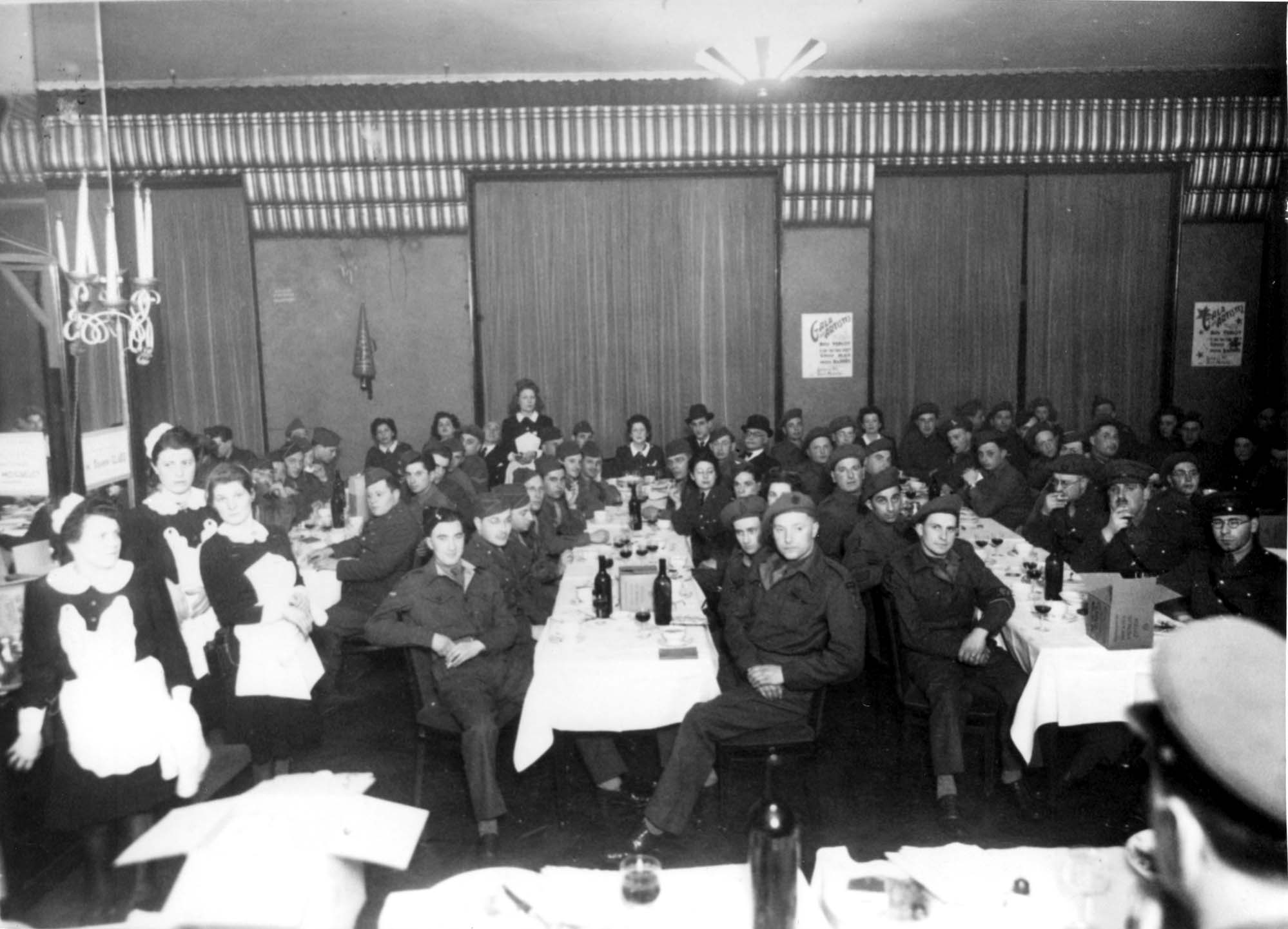 A Passover Seder held for Allied soldiers at the Bon Marche store, Belgium, 25/3/1945