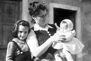 טוני, בתה מרים והתינוקת סוזן (שולה). ליון, מאי 1941.