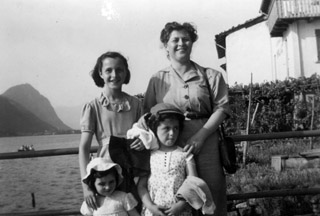 טוני ארמן עם שלוש בנותיה מרים, שולה וחנה. שוויץ, 25 ביוני 1948