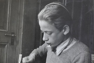 הנער ברונו עובד בבית המלאכה לעץ בבית הילדים Tavannes, 1943
