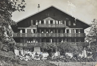 The children sitting in front of the Chalet, Tavannes