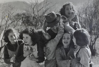 סלומון וולף עם בתו מרים, 1943, Tavannes
