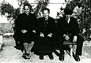 ברטה ויינשנק ישובה על ספסל בין שני ניצולים נוספים. לוזאן, שוויץ, פברואר 1945