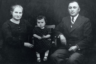 Esther al año de edad con sus padres Shmuel y Bilhah, Alexandria, Polonia, 1937