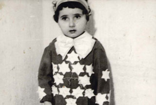 Esther, aprox. a los tres años de edad, disfrazada de "Hija de Sión"
