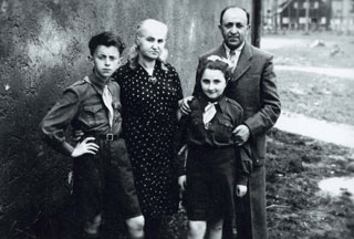 Esther y su hermano Hagai, con los padres Shmuel y Bilhah, poco antes de emigrar a la tierra de Israel. Purten, Alemania, 1947