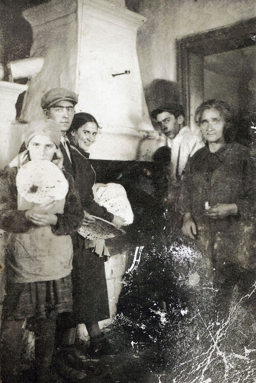 אפיית מצות בבית משפחת איגל בסולוטבינה, פולין (היום - אוקראינה), 1935