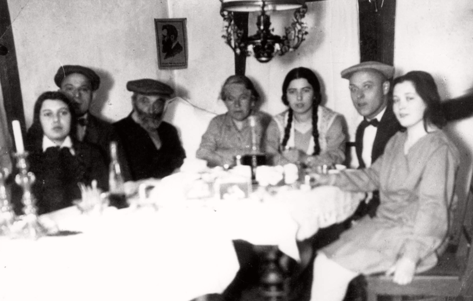 Dusetos, Lituania, 1931 – la familia Slep preparándose para el Séder de Pésaj