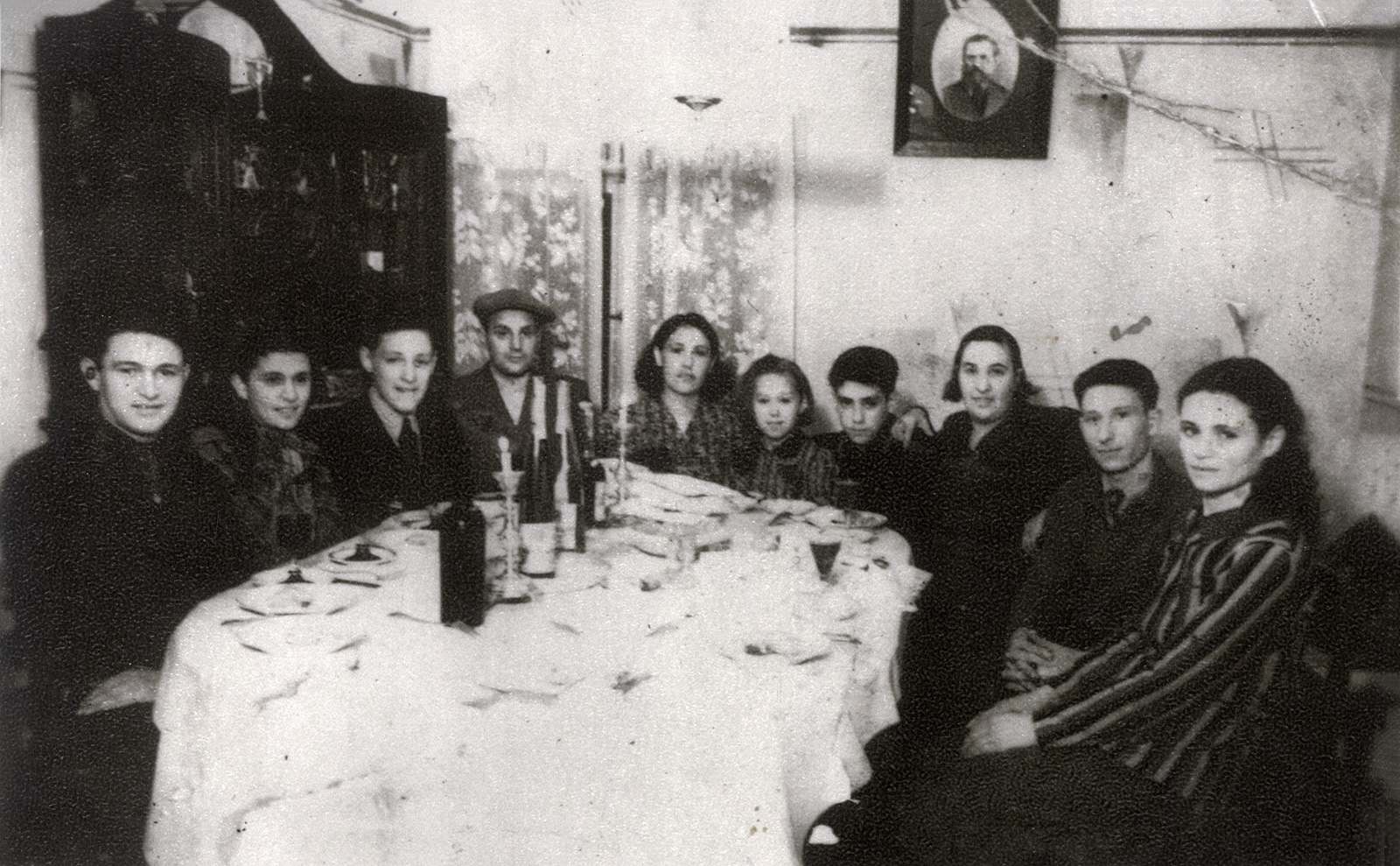 תצלום משפחתי סביב שולחן הסדר בריגה, לטביה, לפני המלחמה