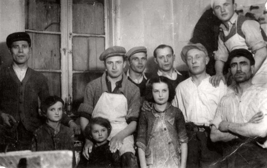 Zamosc, Polonia – cuatro miembros de la familia Ziegel con otros trabajadores en la fábrica de matzot de la ciudad, 1939