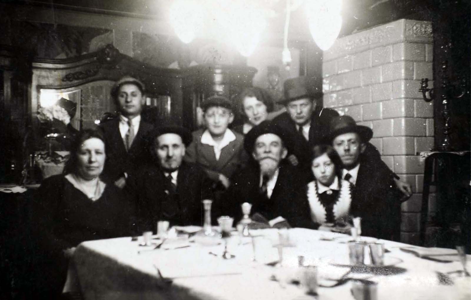 משפחת בוכהלטר (משפחתו של מוסר התצלום) במהלך סדר פסח בוורשה, פולין, 1933 