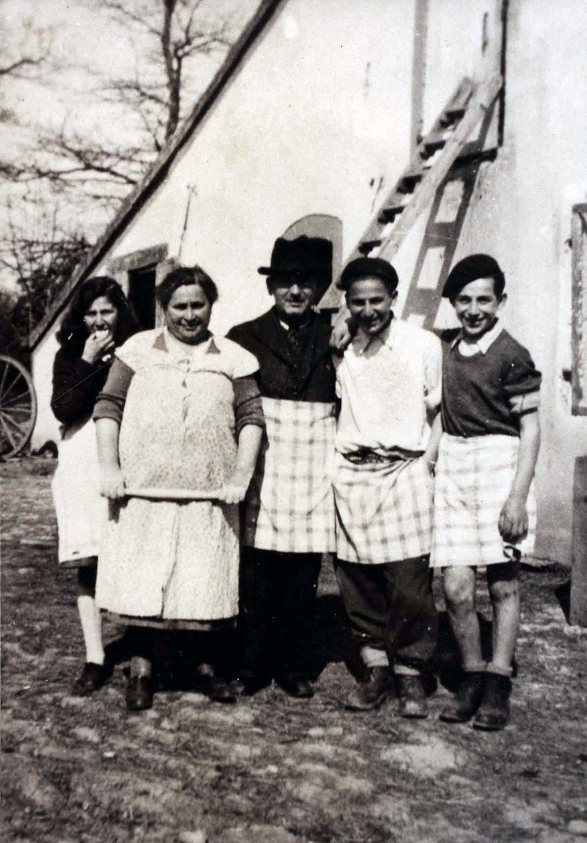 Pujaudran, Francia – foto de la familia Rudel durante el horneado de matzot, 1943