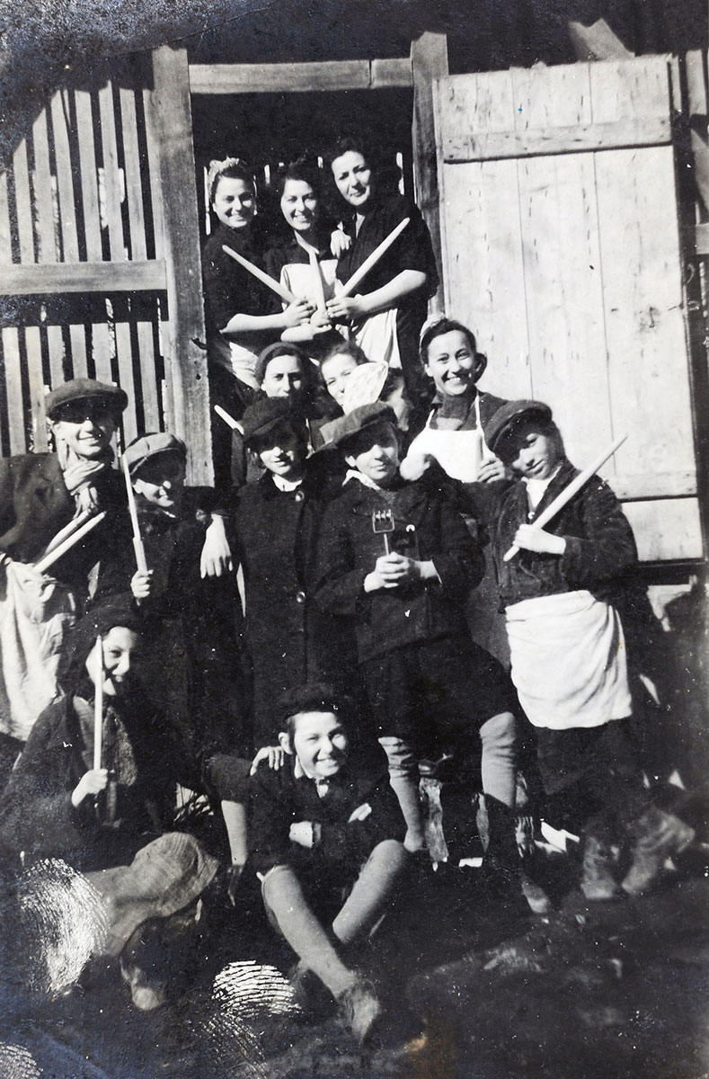 ילדי משפחת הלפרט והשכנים באפיית מצות, מאקו, ערב פסח תשד 1944