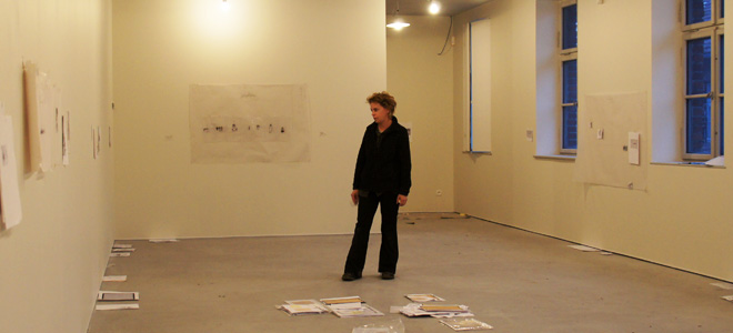 La artista Mijal Rovner trabajando en la muestra del espacio dedicado al millón y medio de niños judíos asesinados en el Holocausto