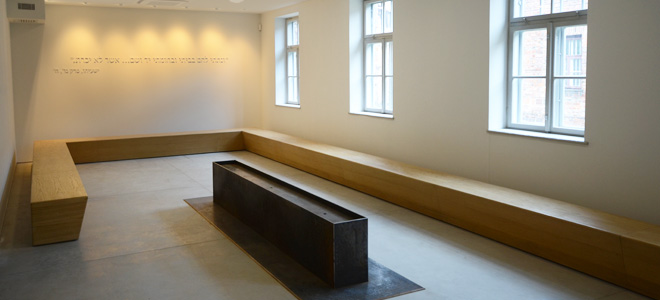 Zwei Räume, die an den Ausstellungsausgang angrenzen, erlauben den Besuchern Gedenkfeiern und geleitete Gespräche zu führen