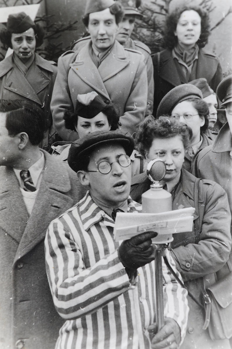 ניצול השואה ראובן יאמניק קורא במגילת אסתר במחנה העקורים לנדסברג, פורים 1946