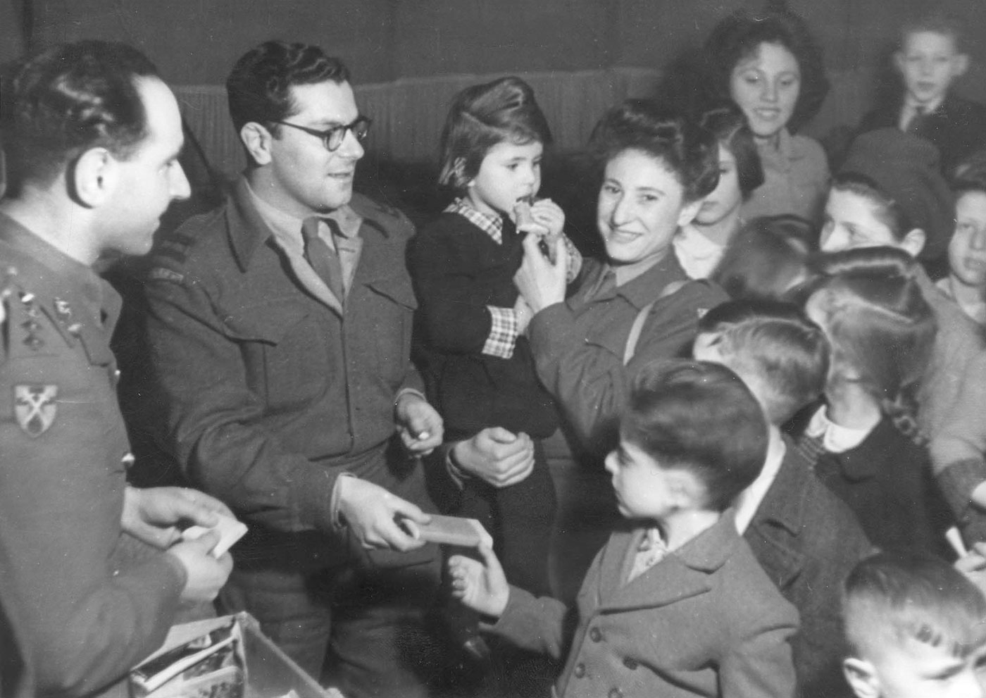 נציגים מהצבא הבריטי עם ילדים במסיבת פורים בברלין, גרמניה, 17 במרס 1946