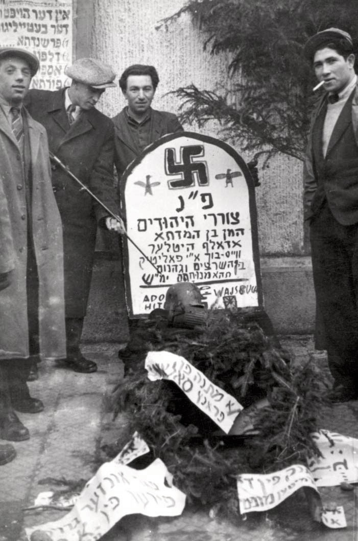 ניצולי השואה במחנה העקורים לנדסברג בגרמניה מכינים קבר-דמה להמן הרשע ולהיטלר בחג פורים 