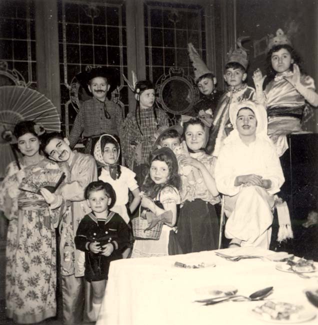 ילדים בתחפושות פורים בבית יתומים בבריסל, בלגיה, 1946