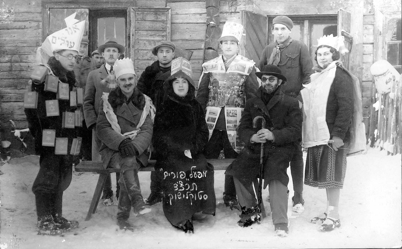 אנשים בתחפושות במסיבת פורים. סטקלישקס, ליטא, 1933