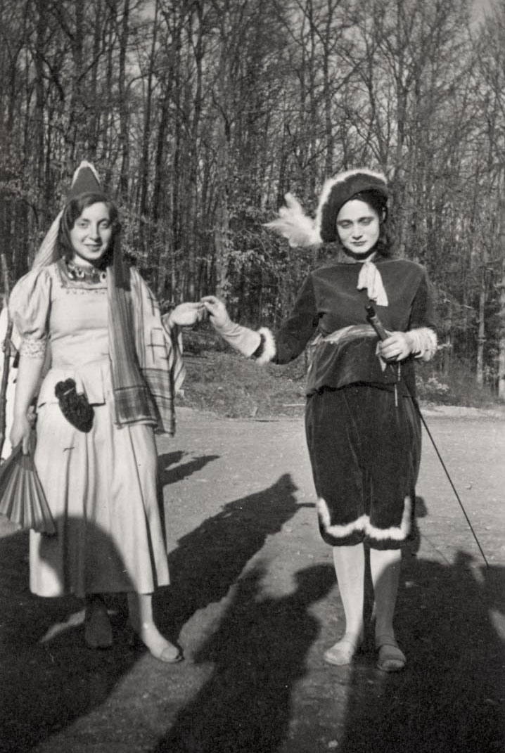 גרדה וליזל מאייר לבושות כנסיך ונסיכה בפורים. הרלינגן, גרמניה, 1938 
