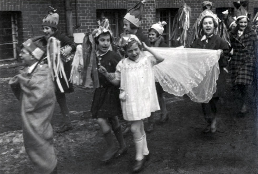 תלמידים בבית ספר יהודי בתחפושות פורים. קניגסברג, גרמניה, 1936-1935