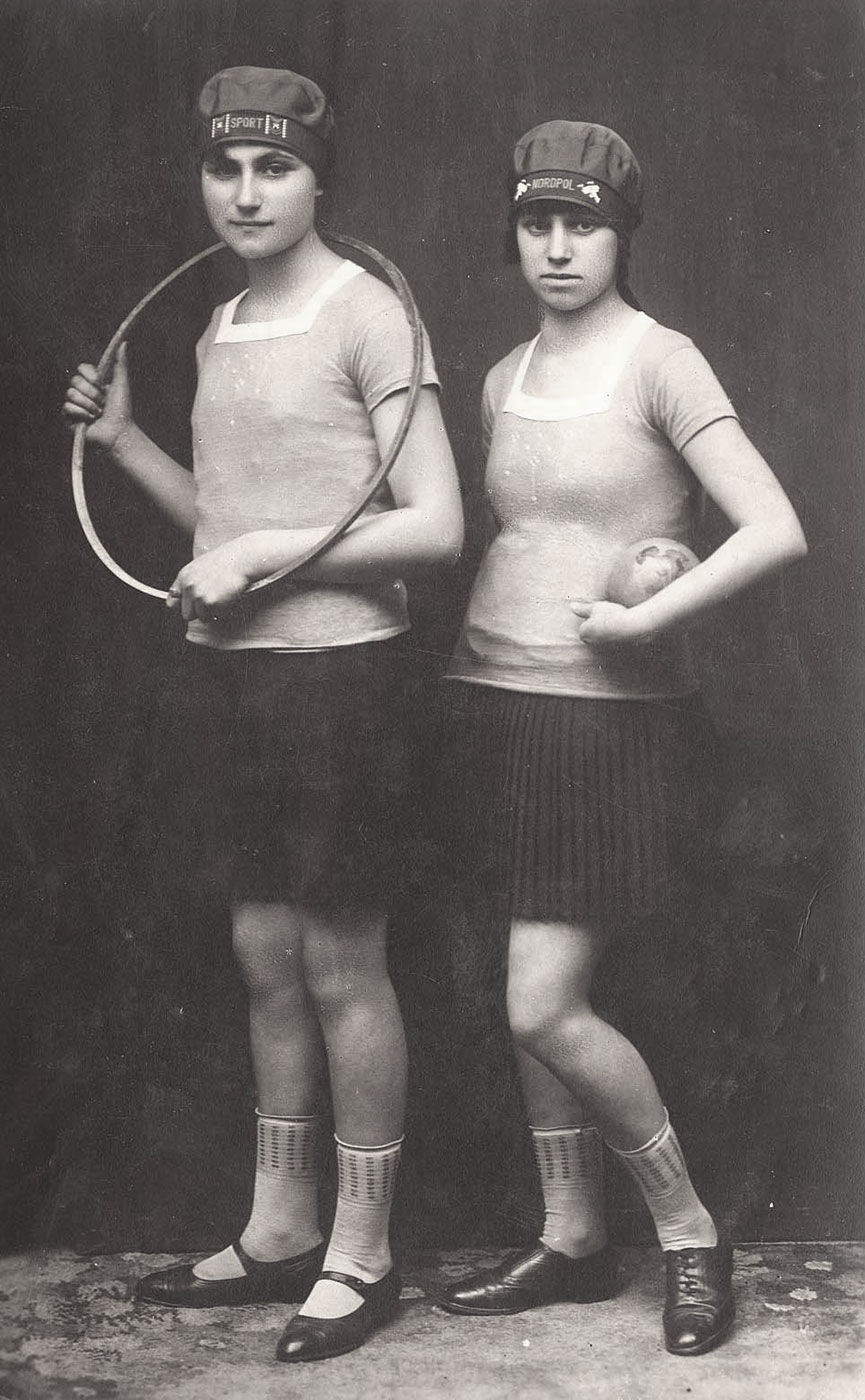 נערות בתחפושות פורים. צ'כוסלובקיה, 26 במרס 1926.
