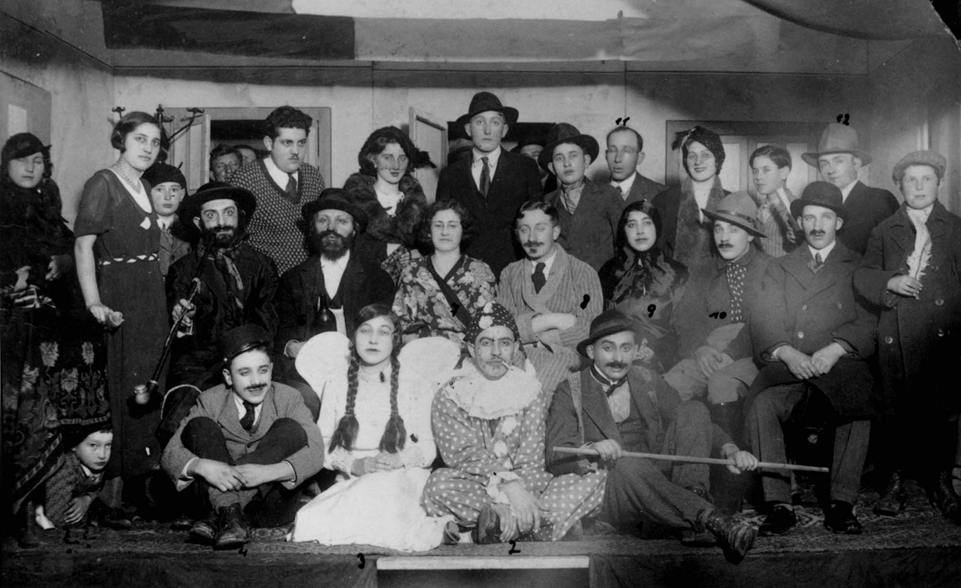 מסיבת פורים בסניף בית"ר בטרבישוב, צ'כוסלובקיה, 1936-1935
