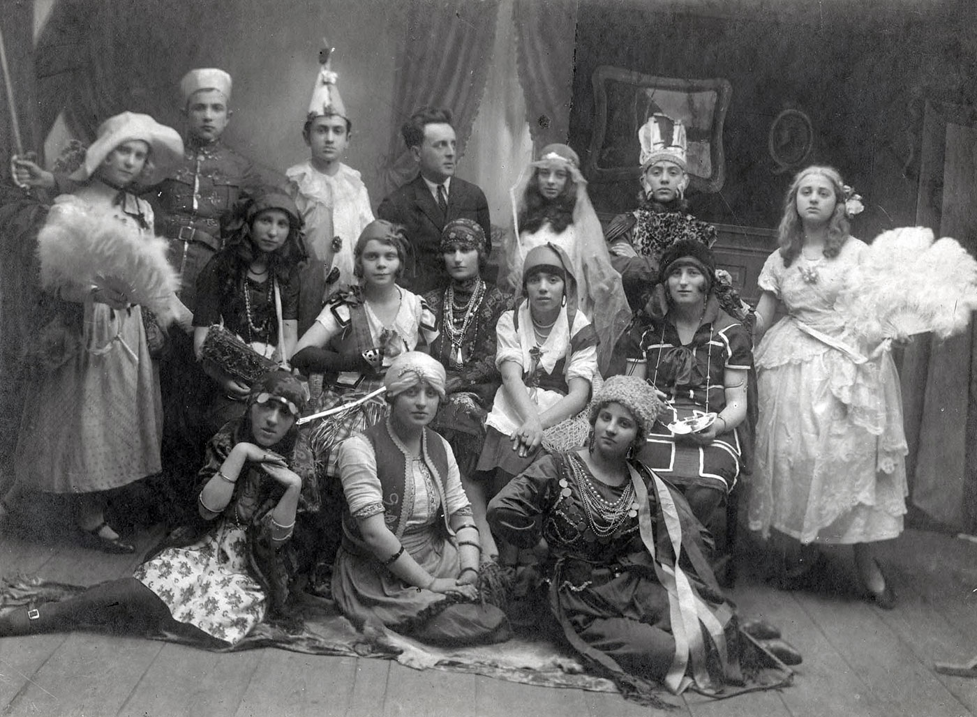 פרל רוזנצוייג בתחפושת קוזאק (מלפנים, מימין) בחג הפורים עם בני כיתתה והמורה, לפני המלחמה. קובל, פולין. 