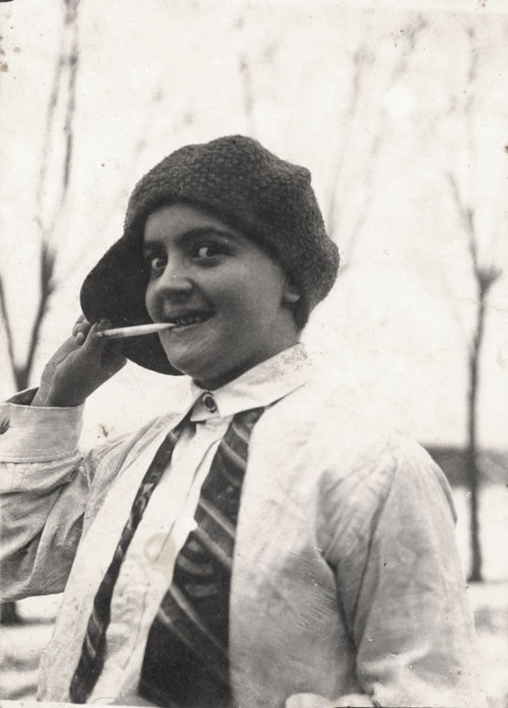 יהודית קולה בחג פורים בגרוייק שבפולין לפני המלחמה. יהודית נרצחה בשואה