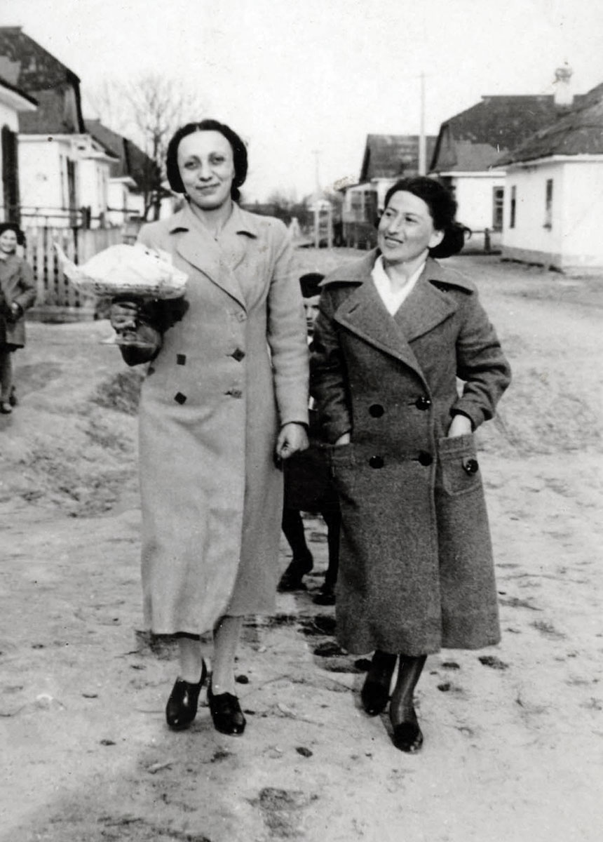 מלכה גרי (גרגס) עם משלוח מנות לצד חברתה רבקה ספיבק. אלכסנדריה, פולין, 1939 